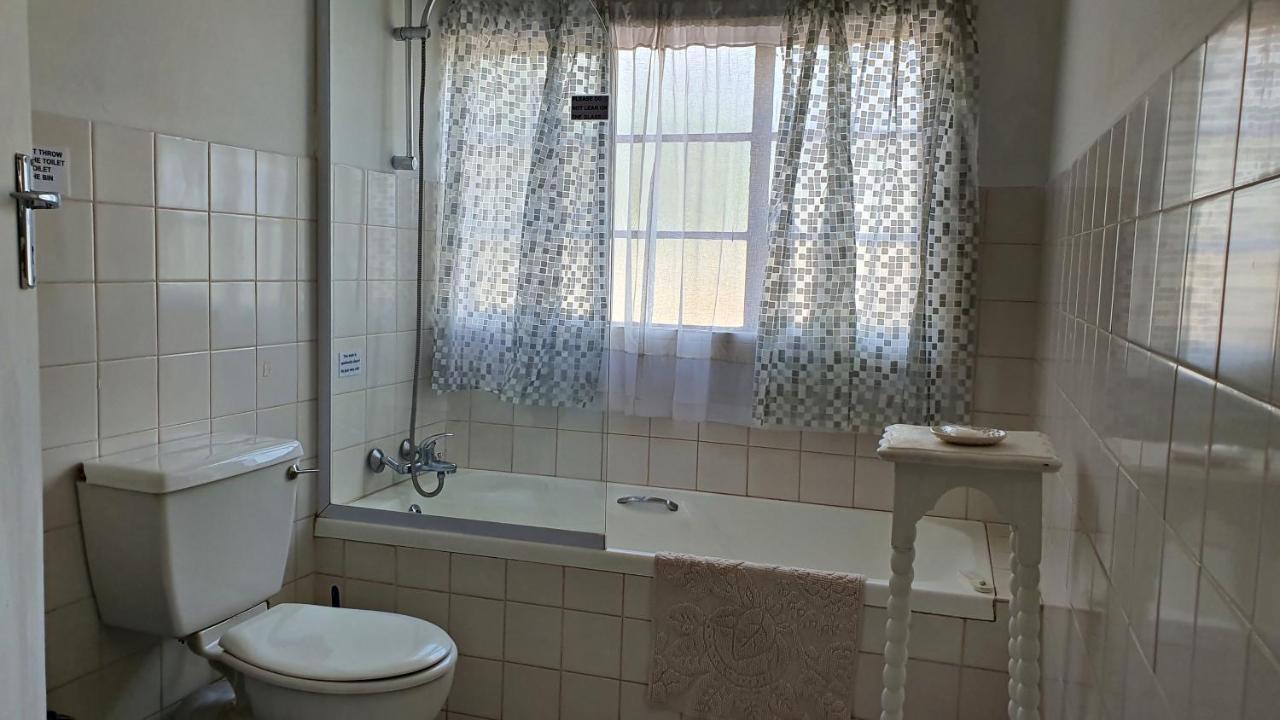 Lake Motel Hartbeespoort Bagian luar foto