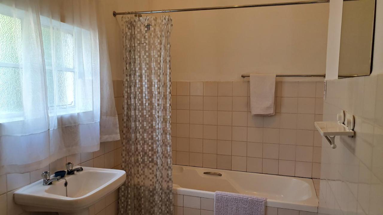 Lake Motel Hartbeespoort Bagian luar foto